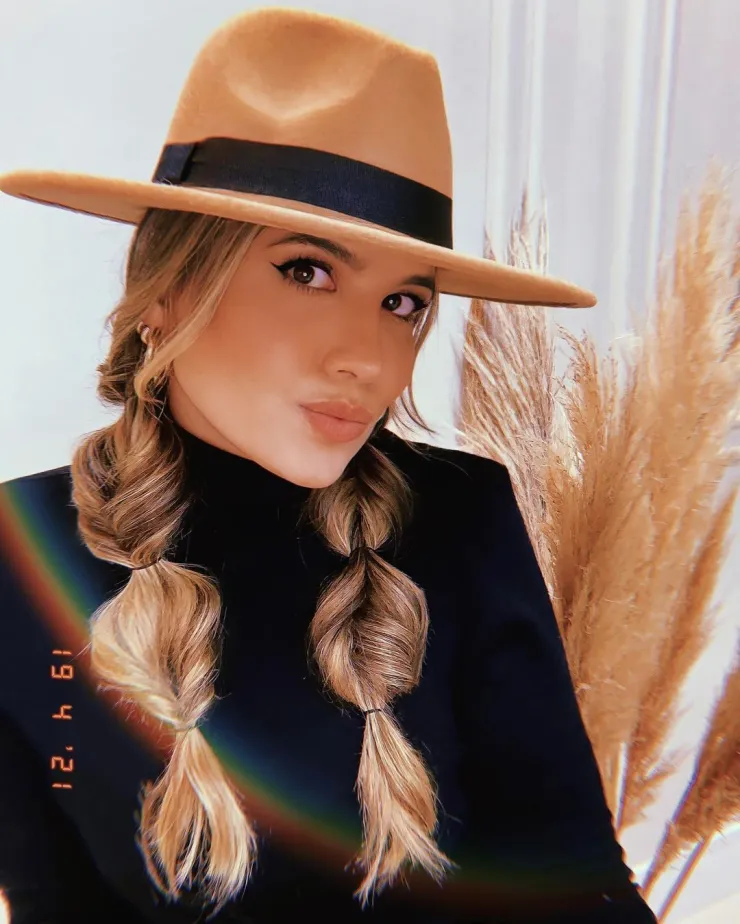 11 ideas de peinados con sombrero para mujer que se verán coquette, pero a la vez muy elegante