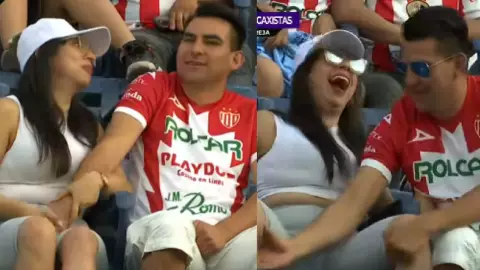 Exhiben a aficionados del Necaxa muy apasionados durante partido contra el Cruz Azul.jpg