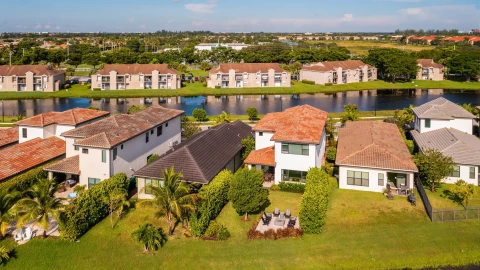 casitas rodeadas de un lago en Pembroke Pines, Florida.