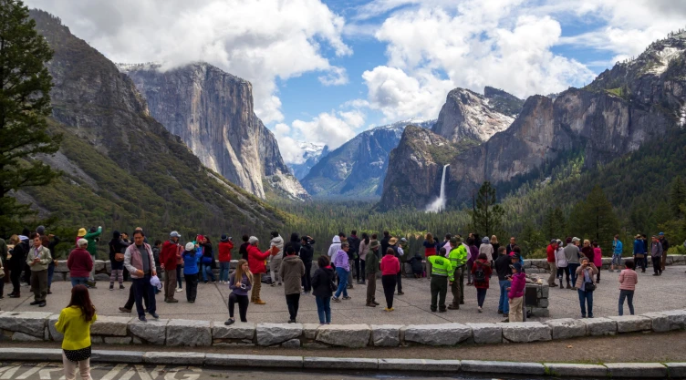 turistas disfrutan de las imponentes vistas panorámicas del Yosemite National Park