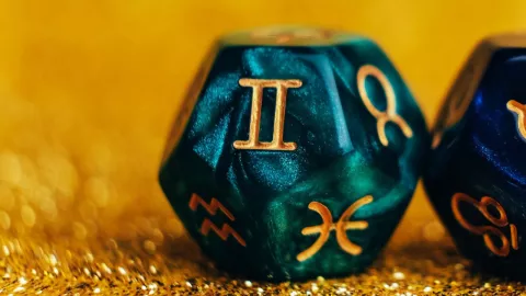 Especie de cubo que en cada lado marca los diferentes signos zodiacales