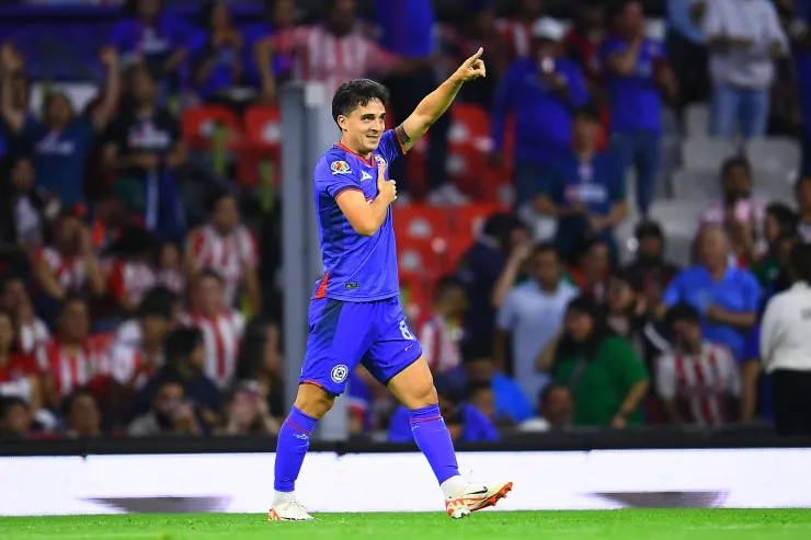 Lorenzo Faravelli, mediocampista del Cruz Azul, festeja gol ante las Chivas