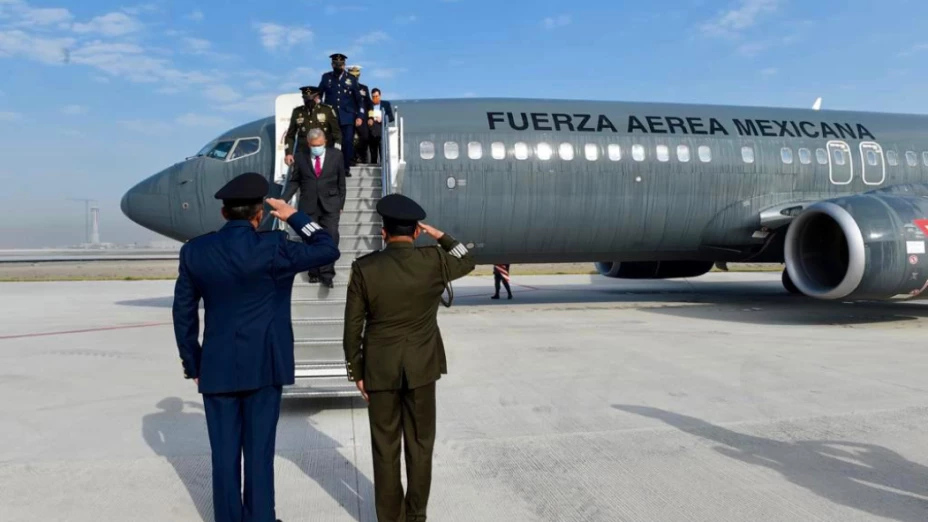 El presidente Andrés Manuel López Obrador inauguró la pista de aterrizaje del aeropuerto de Santa Lucía. 