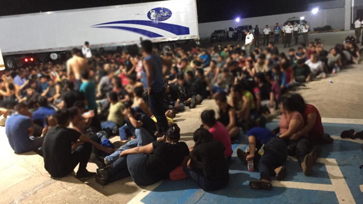 Rescatan a 343 migrantes en tráiler abandonado enla carretera Cosamaloapan-La Tinaja, Veracruz.