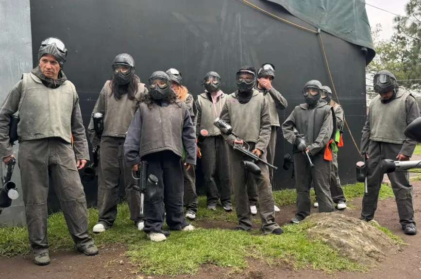 La emoción era palpable en el ambiente, con los estudiantes ansiosos por comenzar la aventura. La oportunidad de enfrentarse en un juego estratégico al aire libre los llenó de energía y expectativas.