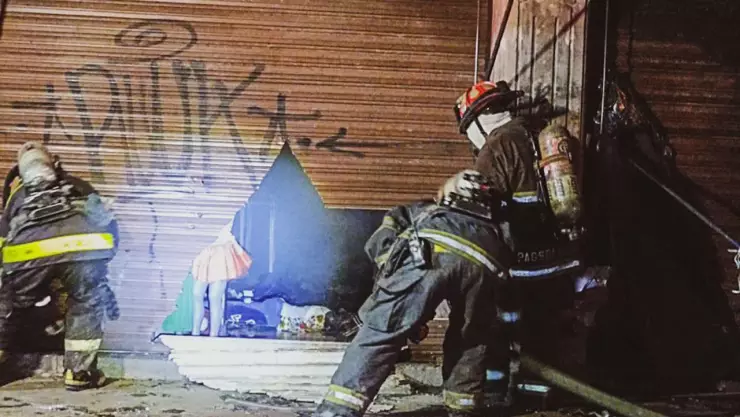 Incendio consume local en el centro histórico de Querétaro 