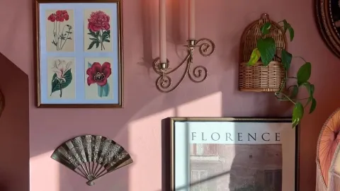 Puedes decorar la esquina de tu recámara con piezas de arte antiguo