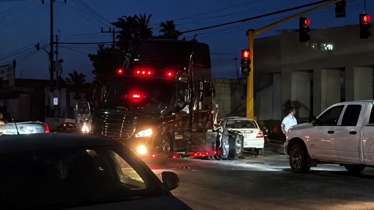 Tráiler embiste a manifestantes durante bloqueo de Juárez