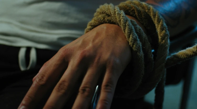 Mano atada con cuerda.
