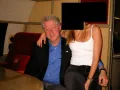 El expresidente estadounidense Bill Clinton y una mujer aparecen en esta imagen del patrimonio del difunto financiero y delincuente sexual convicto Jeffrey Epstein