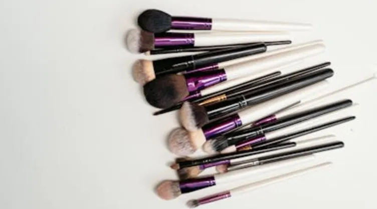 7 errores al limpiar tus brochas de maquillaje y que están arruinando tu cara
