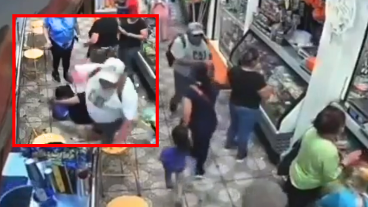 Hombre empuja a mujer