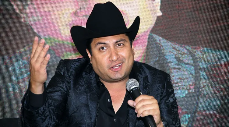VIDEO: Julión Álvarez rompe en llanto tras dejar de ser relacionado con el narco.