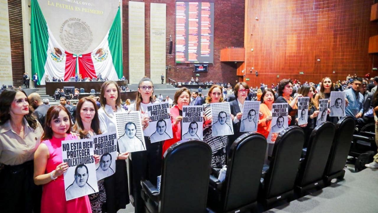 Diputadas con cartel señalando que no está bien proteger violentadores refiriéndose a cuauhtémoc blanco