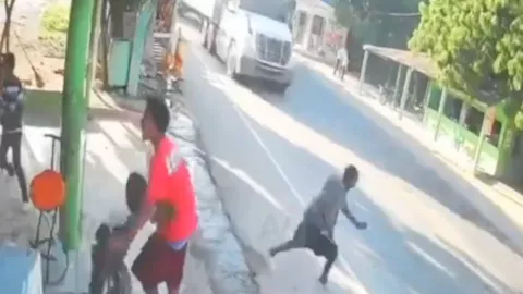 VIDEO Momento exacto en el que joven se salva de morir atropellado por un camión en República Dominicana