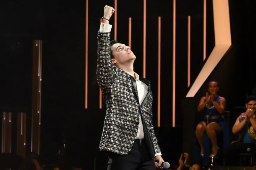 Nunca mencionó si se refería a su novia, pero empezaron a surgir pruebas de que había una joven cantante en su historia.