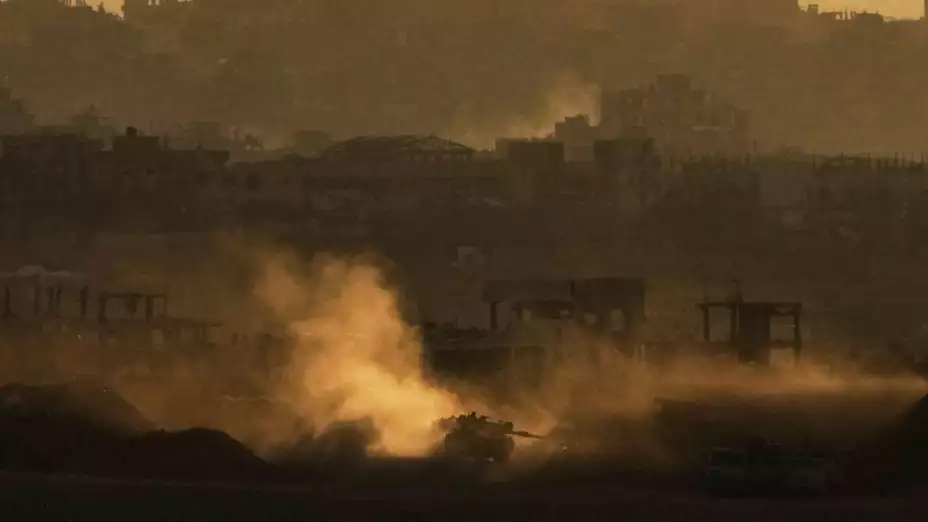 Un tanque del ejército israelí maniobra en la Franja de Gaza.