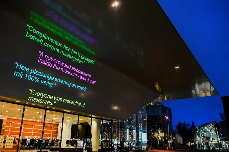 El edificio del Museo Stedelijk apoya la protesta de los centros culturales.