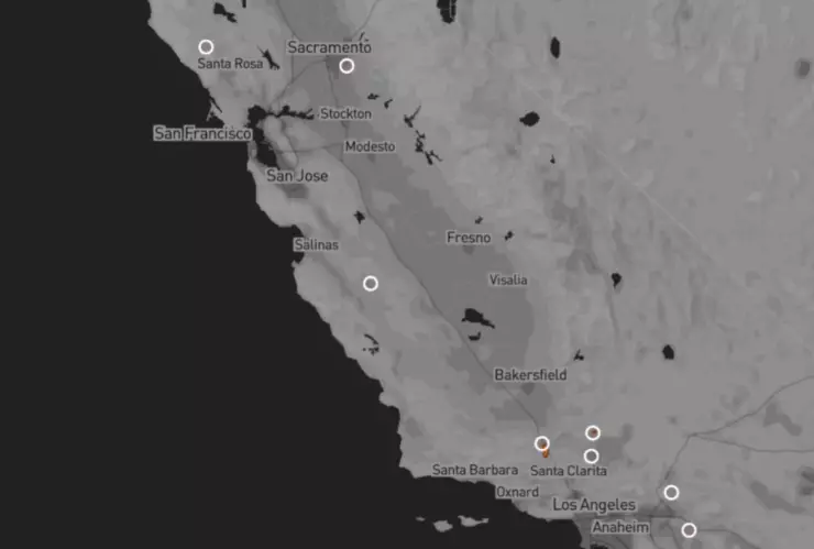 Mapa de California con los focos de incendio señalados con puntos