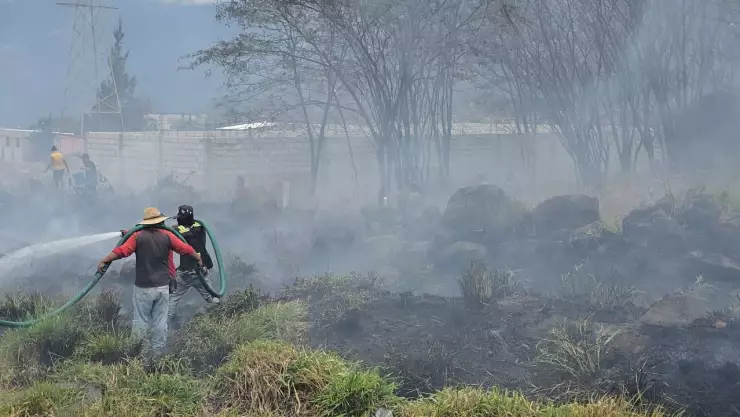 ¡CUIDADO! Reducción de visibilidad por incendio de pastizal en autopista Puebla-Veracruz