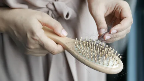 Así puedes frenar la caída del cabello utilizando romero