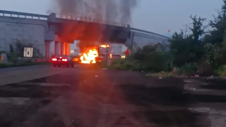 Aumentan los bloqueos carreteros en Michoacán; estos son los puntos afectados