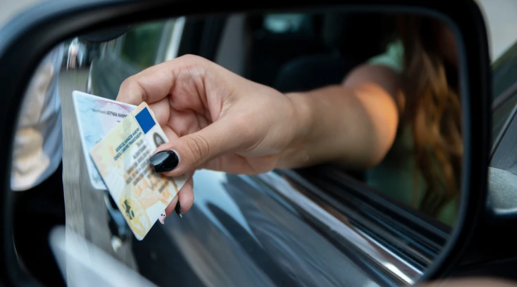 Una persona entrega permiso de conducir a las autoridades.