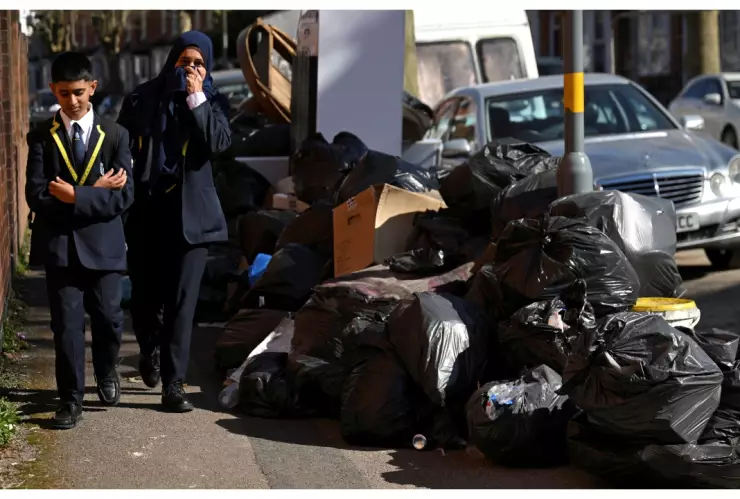 Montañas de basura crecen en Birmingham por recolectores en huelga