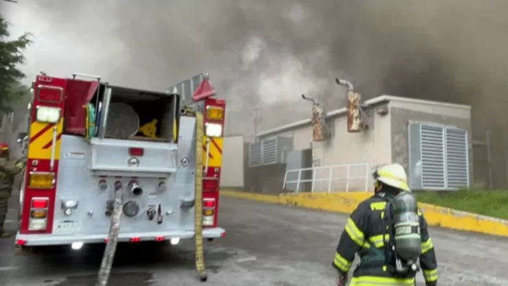 Incendio en supermercado de Zapopan: Bomberos continúan labores de enfriamiento