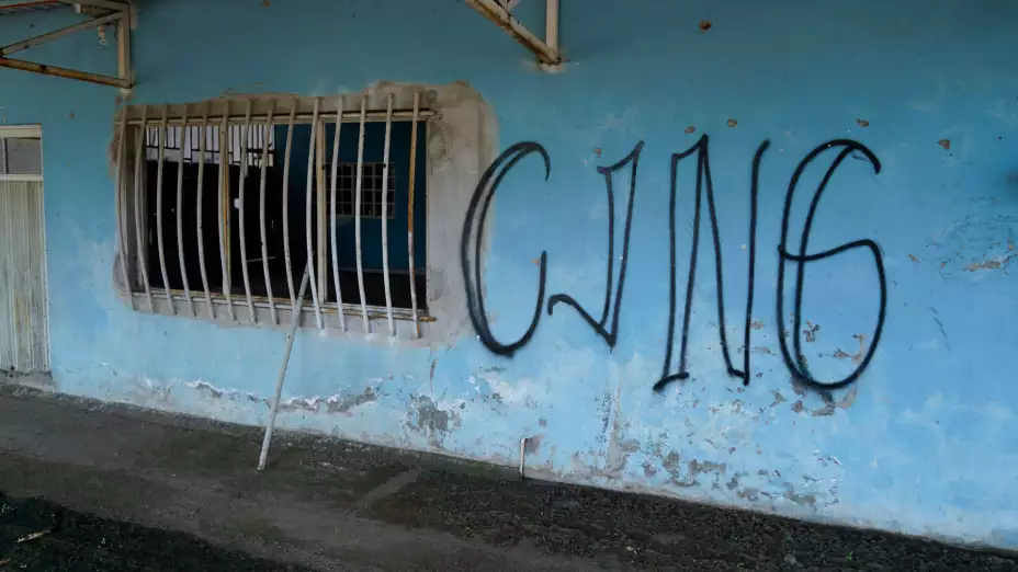 Siglas del Cártel Jalisco Nueva Generación en una casa de Michoacán.