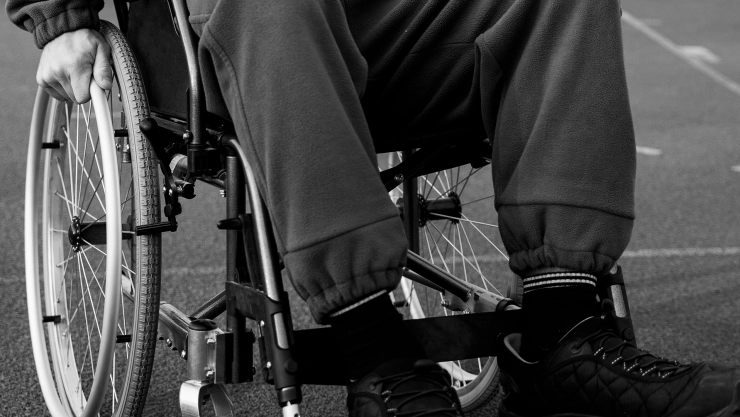 hombre en silla de ruedas