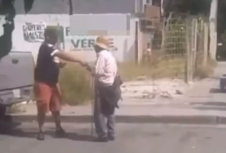 VIDEO Invidente recupera “milagrosamente” la vista tras recibir monedas falsas