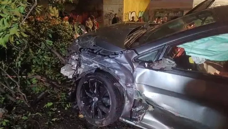 CDMX: Triple choque en Azcapotzalco deja un auto prensado contra un árbol