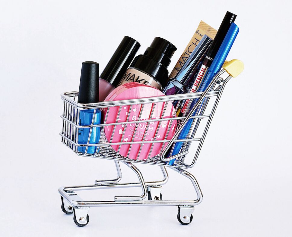 carrito de compras con maquillaje