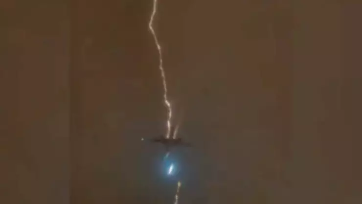 ¡WOW! Así un rayo impacta a un avión durante un despegue; video.jpg