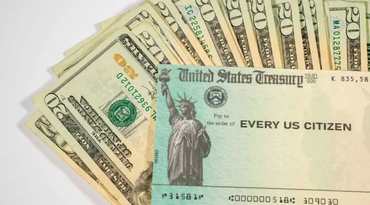 el cheque de estímulo junto a dólares de fondo