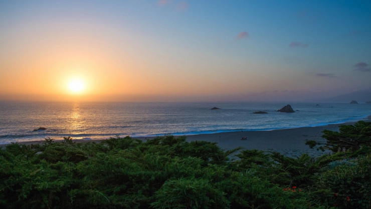 un hermoso atardecer en Wright’s Beach, CA.