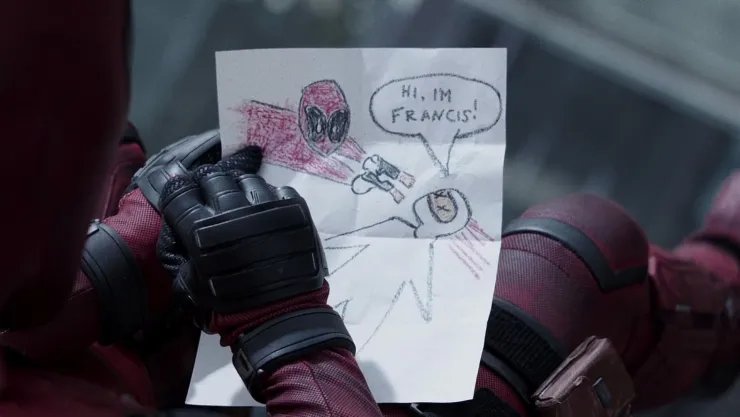 En la imagen, una captura de la primera película de ‘Deadpool’ donde Wade dibuja un pequeño Deadpool.