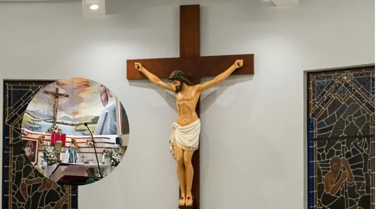 Cruz con Jesucristo en una iglesia.
