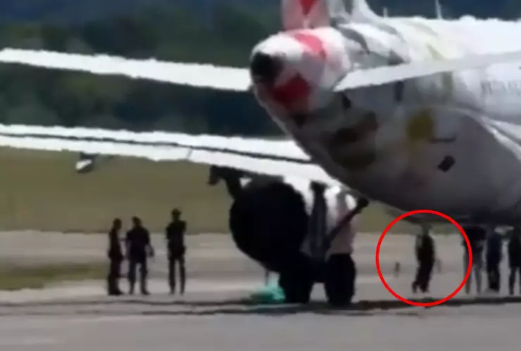 VIDEO | ¡IMÁGENES FATALES! Hombre muere al ser succionado por la turbina de un avión