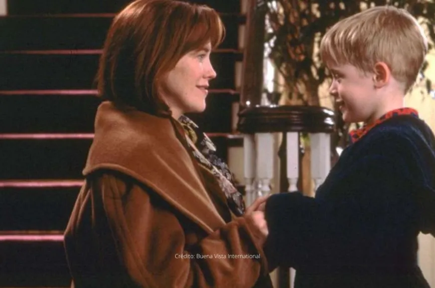 Porque Buzz McCallister te dejó un mensaje; “Puede que todos seamos mayores y más sabios ahora, pero nunca somos demasiado viejos para las travesuras navideñas, así que este año, pasa las fiestas navideñas en casa de mis padres”.