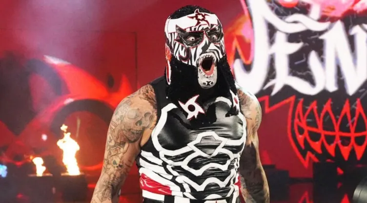 penta-3-escenarios-intercambiar-maletin-wwe.jpg