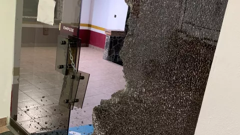 Puerta de la estancia migratoria atacada en Tijuana