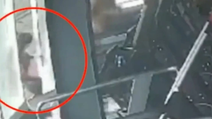 Mujer ventana gimnasio