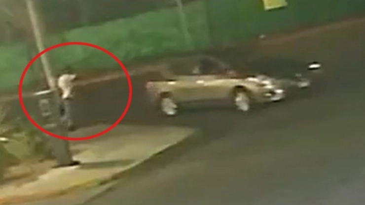 ¡Sin deberla! Entró a una tienda, presenció un asalto y fue asesinado a tiros mientras huía en NL. En la imagen se observa el momento exacto captado en VIDEO dónde un ladrón mata a un cliente que su peor error fue ser testigo del delito.