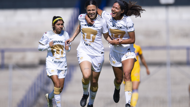 Stephanie Ribeiro y Aerial Chavarin festejan gol con Pumas Femenil