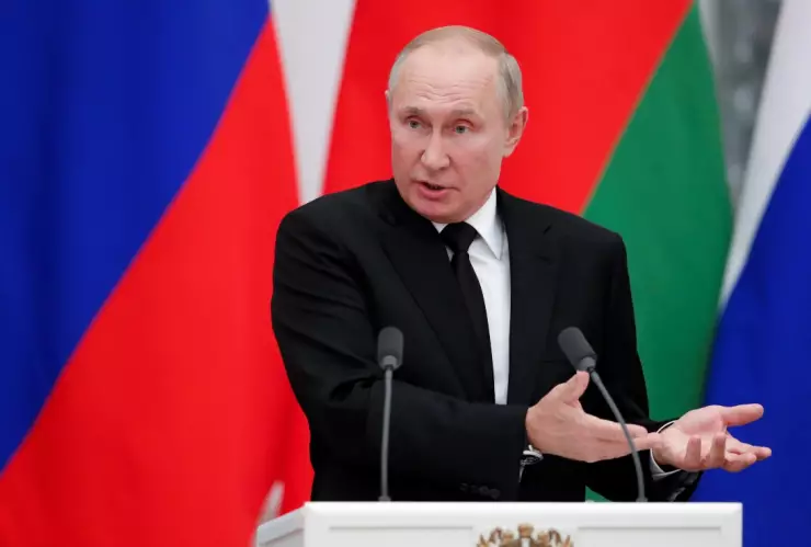 putin-covid-19-aislamiento