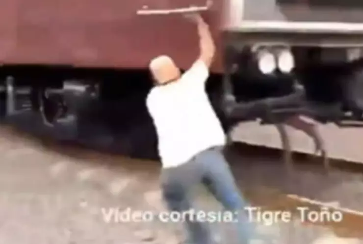 Hombre se trepa a Locomotora La Emperatriz
