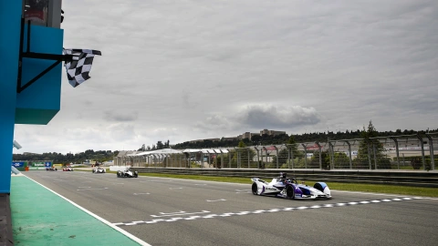Algunos pilotos intentaron rebasar al británico en la última curva, pero no tuvieron éxito.