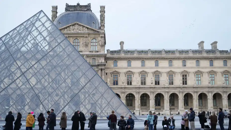 Personas fuera del Museo del Louvre en París.